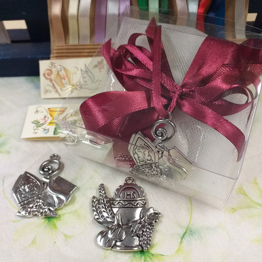 coccarda bordeaux ciondolo segnaposto Calice Comunione spighe uva pane Mitria Cresima giglio pastorale icona Sacra religiosa applicazione metallo con simboli bigliettino confezione confetti tulle scatolina bomboniera