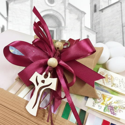 bustina green cartoncino ecologico kraft bomboniera Comunione Cresima green artigianale fatta a mano Croce Tau francescana Legno portachiavi perline cordino confezionata confetti bigliettini nastrini