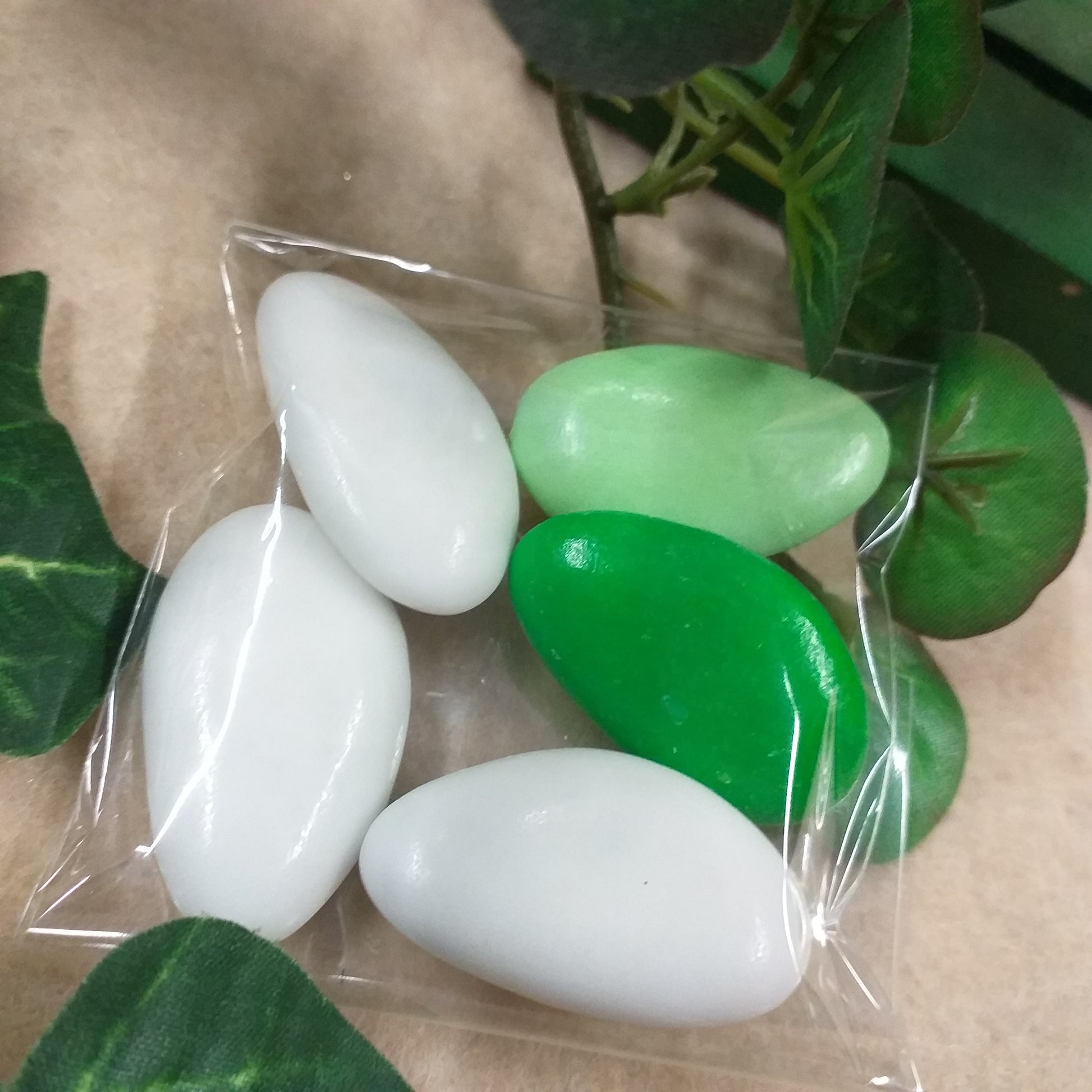 confetti bianchi verdi per nascita bimbi Battesimo per bustine trasparenti di plastica morbida confezionate gusto cioccolato mandorla sfumati per bomboniere fai da te con sacchetti portaconfetti economici promessa matrimonio 18° compleanno comunione cresima