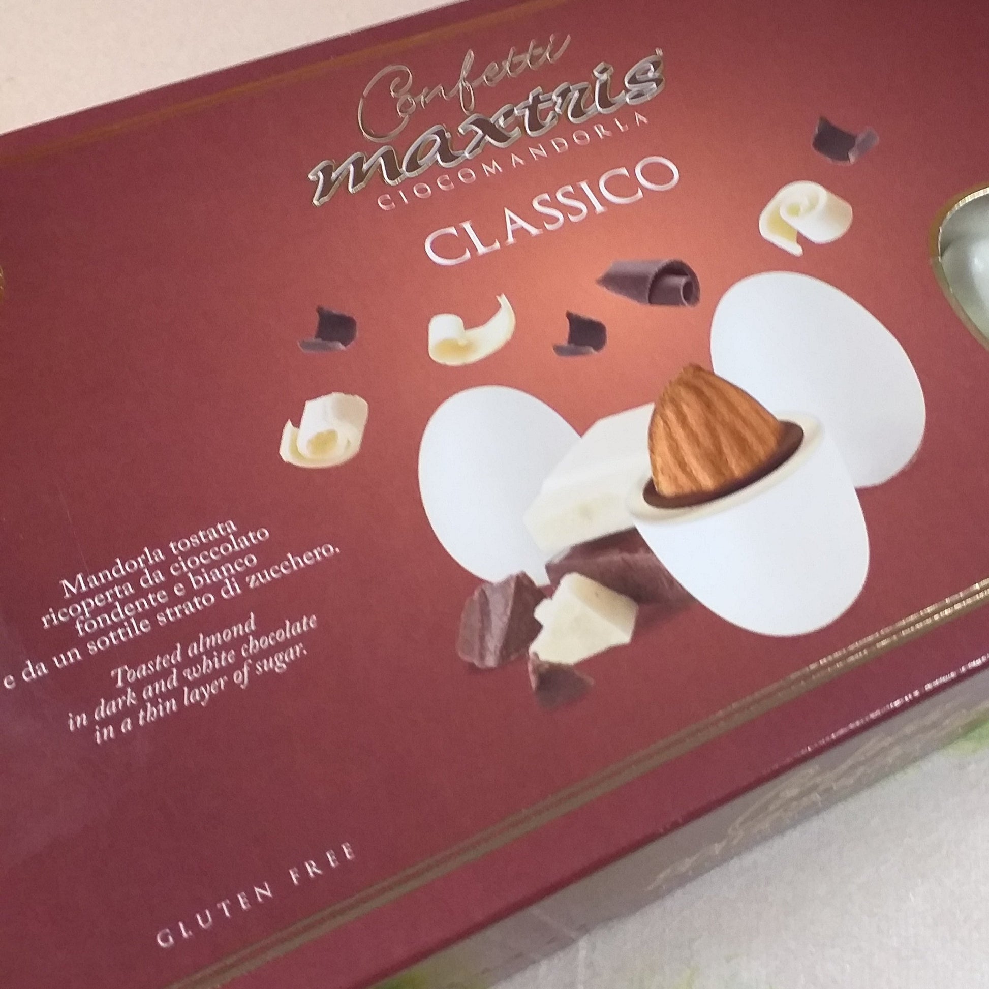 confetti maxtris ciocomandorla classico mandorla tostata ricoperta da cioccolato fondente e bianco e zucchero toasted almond in dark and white chocolate in a thin layer of sugar gluten free