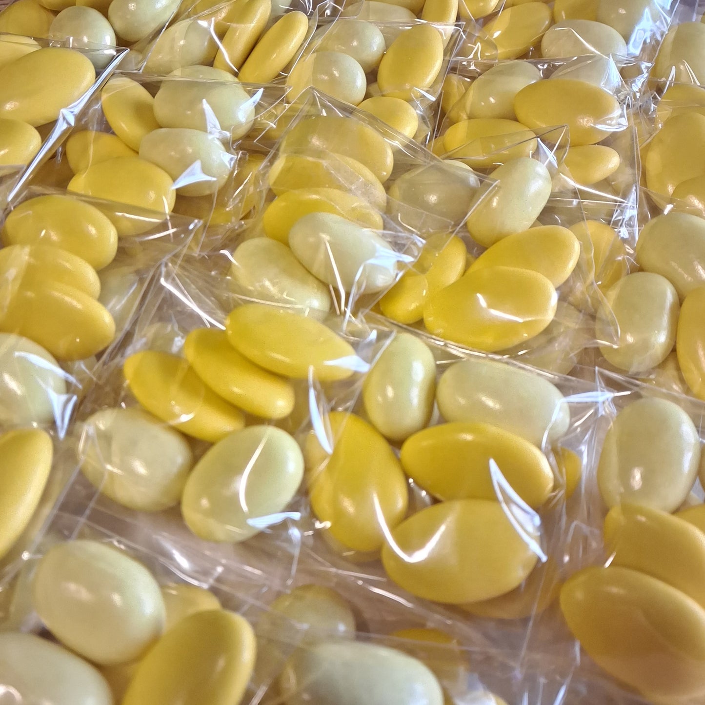 allestimento confettata bustina sacchetto confezionato confezioni confetti gialli cioccolato e gusto limone cioccomandorla ricordino pensierino gadget regalino festa della donna bomboniere