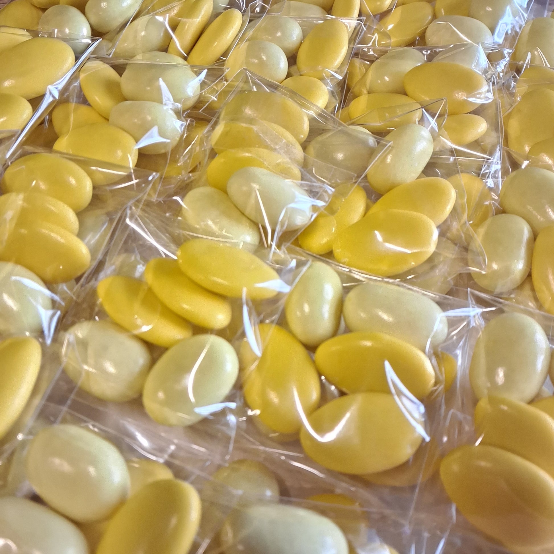 allestimento confettata bustina sacchetto confezionato confezioni confetti gialli cioccolato e gusto limone cioccomandorla ricordino pensierino gadget regalino festa della donna bomboniere