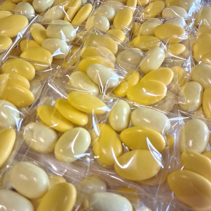 allestimento confettata bustina sacchetto confezionato confezioni confetti gialli cioccolato e gusto limone cioccomandorla ricordino pensierino gadget regalino festa della donna bomboniere