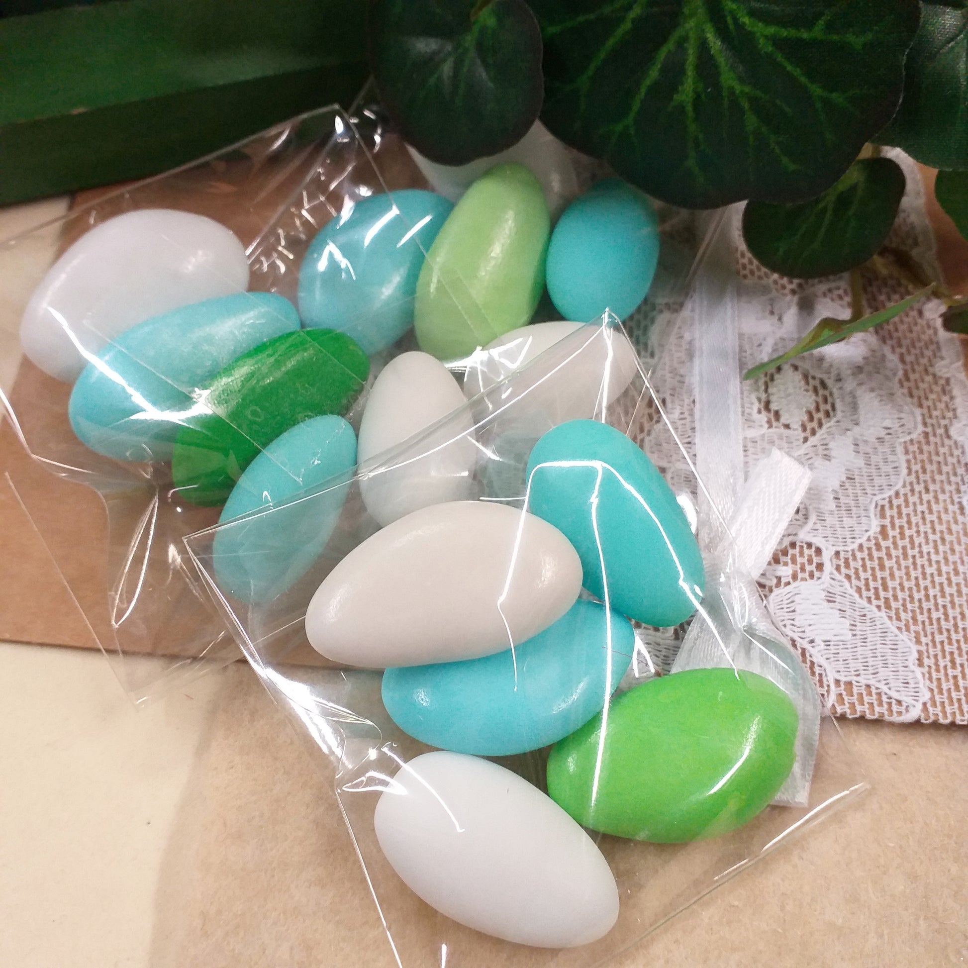 confetti bianchi verdi azzurri misti per nascita bimbi Battesimo maschietti bambino per bustine trasparenti di plastica morbida confezionate gusto cioccolato mandorla sfumati per bomboniere fai da te con sacchetti portaconfetti economici promessa matrimonio 18° compleanno comunione cresima