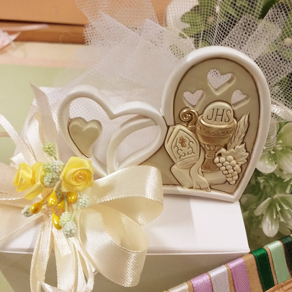 packaging panna avorio bouquet giallino confezionamento icona cuore comunione cresima insieme bomboniera sacra religiosa ricordino simboli mitria calice