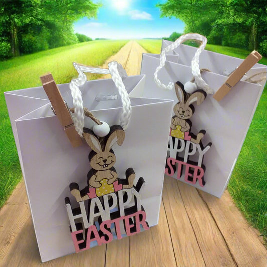 scritta Happy Easter clip mollettina borsina sportina bianca shopper coniglietti legno colorato ovetti ciondoli perla uso chiudipacco segnaposto pasquale decorazioni addobbi vetrine confezioni regalo packaging