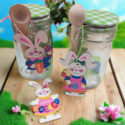 barattolo ermetico tappo ceramica prendi-miele composizione con  ciondoli coniglietti pasquali colorati arancio rosa blu happy easter scritta welcome ovetti fiori uso packaging segnaposto idea regalo sorpresa ovetti cioccolato gadget souvenir