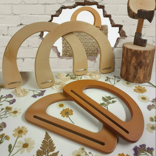 forma mezzaluna e ovale a D legno chiaro e colore marrone mattone coppia di 2 manici per borse uncinetto fai da te con filati rustici come la rafia, ambientazione green fiori secchi e tronchi, muro vintage