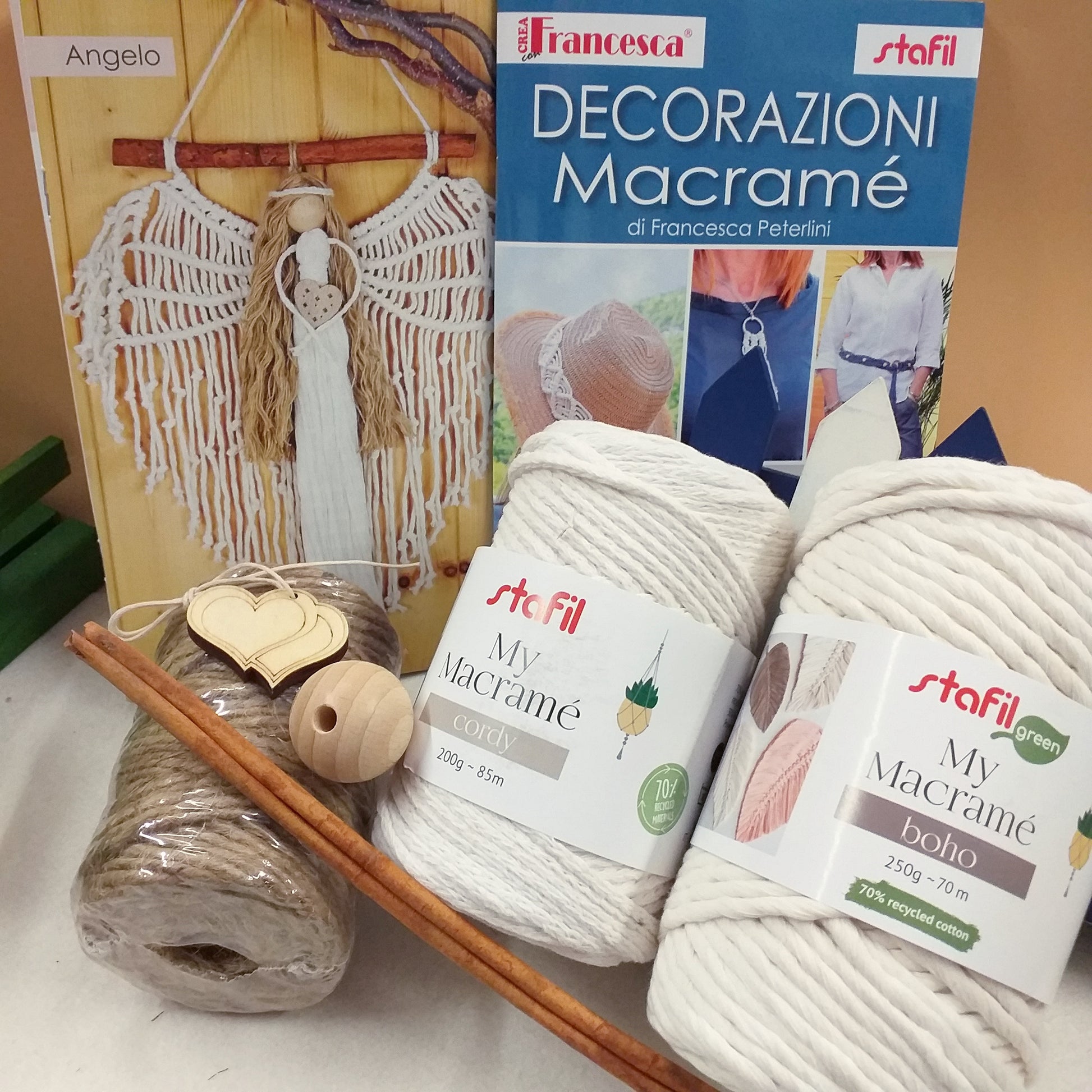 manuale libretto decorazioni Macramé Francesca Peterlini pack corda Stafil boho cordoncino cordy stecca cannella pallina legno cuoricini filato juta accessori foto tutorial cordino nodi tessitura angelo natalizio altre idee cappello collana cintura arazzo wall hanging