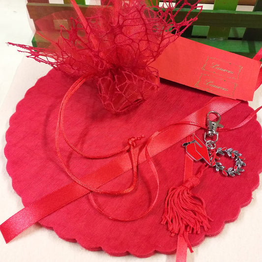 kit creare composizione fai da te bigliettino bomboniera da confezionare portachiavi laurea di metallo corona d'alloro tocco cappello smaltato rosso nappina bigliettino sacchetto portaconfetti rete con tirante bigliettino tulle velo di fata