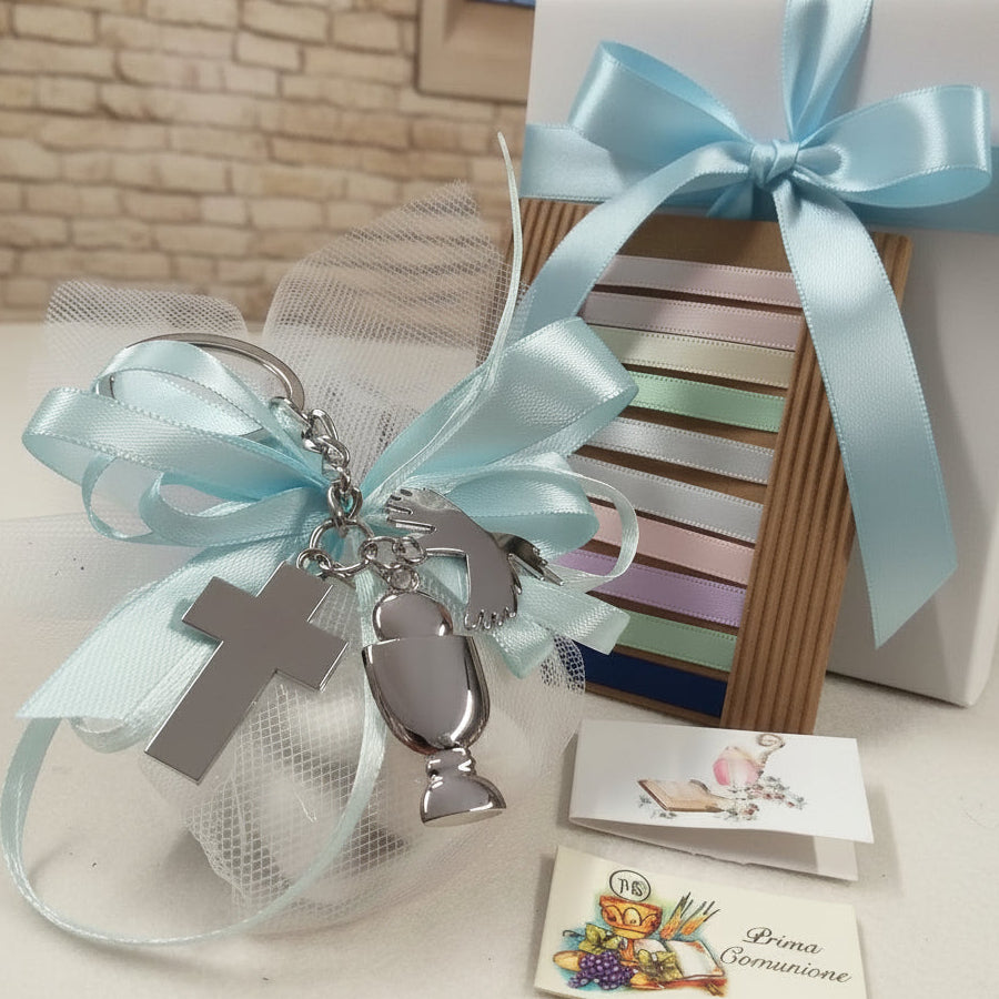 Sacchetto con portachiavi Croce Calice colomba Prima Comunione Santa Cresima insieme entrambe cerimonie Santo Giorno bomboniere religiose sacre confezionamento celeste azzurro bianco maschietto bambino colori scelta tulle e nastro