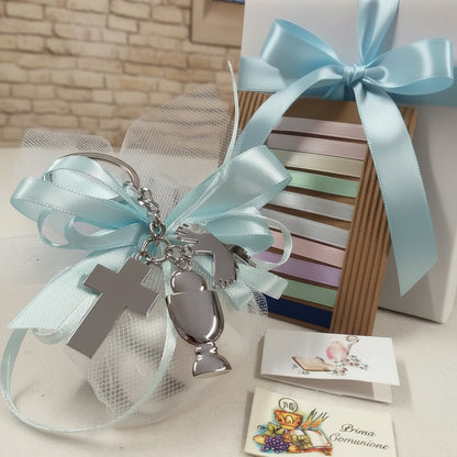 Sacchetto con portachiavi Croce Calice colomba Prima Comunione Santa Cresima insieme entrambe cerimonie Santo Giorno bomboniere religiose sacre confezionamento celeste azzurro bianco maschietto bambino colori scelta tulle e nastro