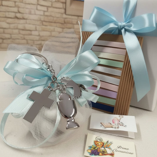 Sacchetto con portachiavi Croce Calice colomba Prima Comunione Santa Cresima insieme entrambe cerimonie Santo Giorno bomboniere religiose sacre confezionamento celeste azzurro bianco maschietto bambino colori scelta tulle e nastro