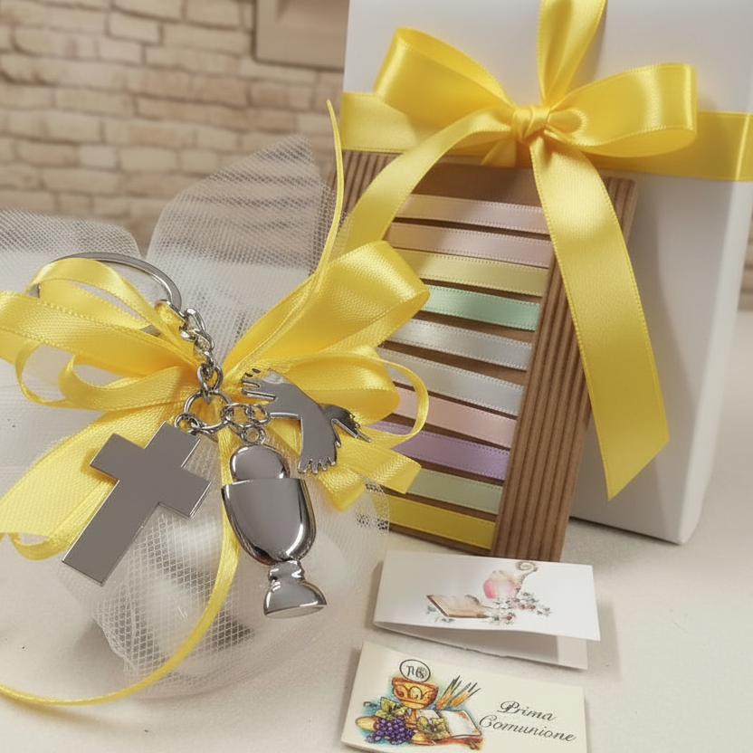 Sacchetto bianco e giallo con portachiavi Croce Calice colomba Prima Comunione Santa Cresima insieme entrambe cerimonie Santo Giorno bomboniere religiose sacre confezionamento rosa bianco bimba femminuccia colori scelta tulle e nastro