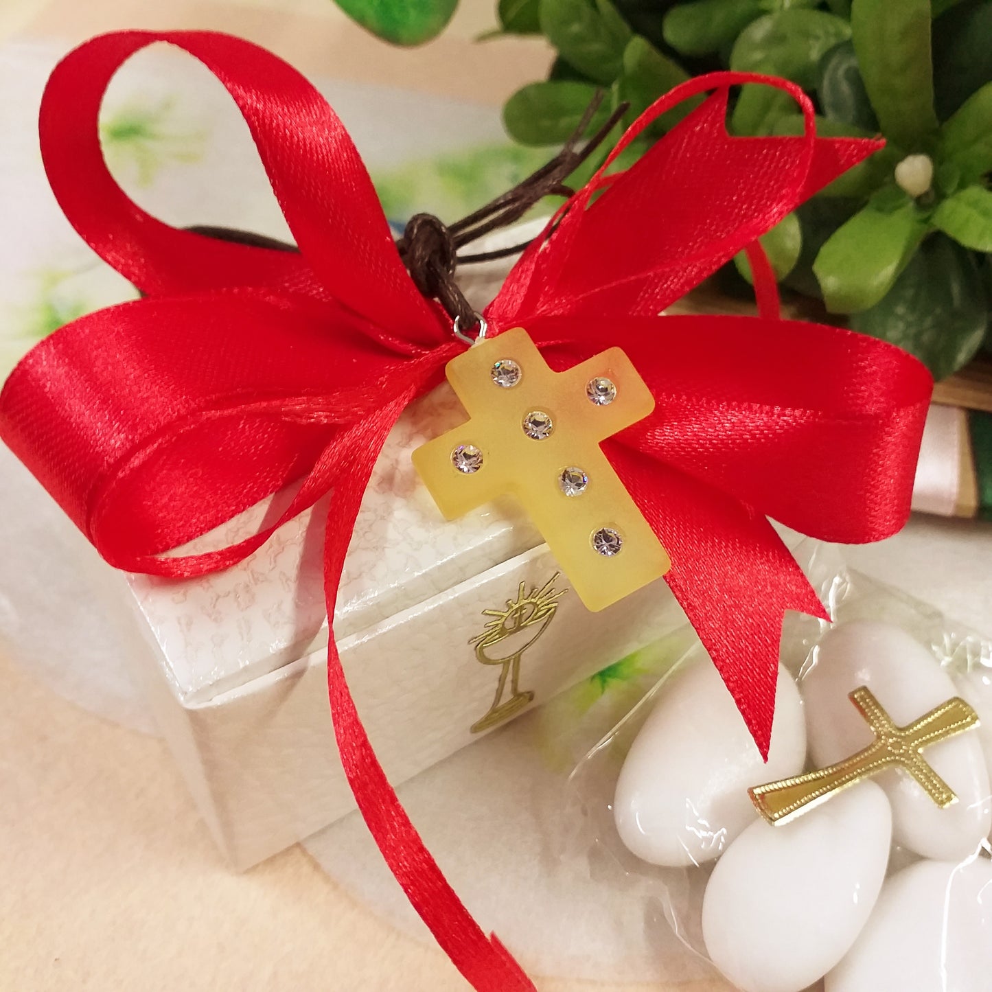 rosso cerimonia e ciondolo Croce simil-polaris resina gialla strass brillantini collanina cordino marrone bomboniera Prima Comunione Santa Cresima confezionata confetti con scatolina astuccio bianca bigliettino