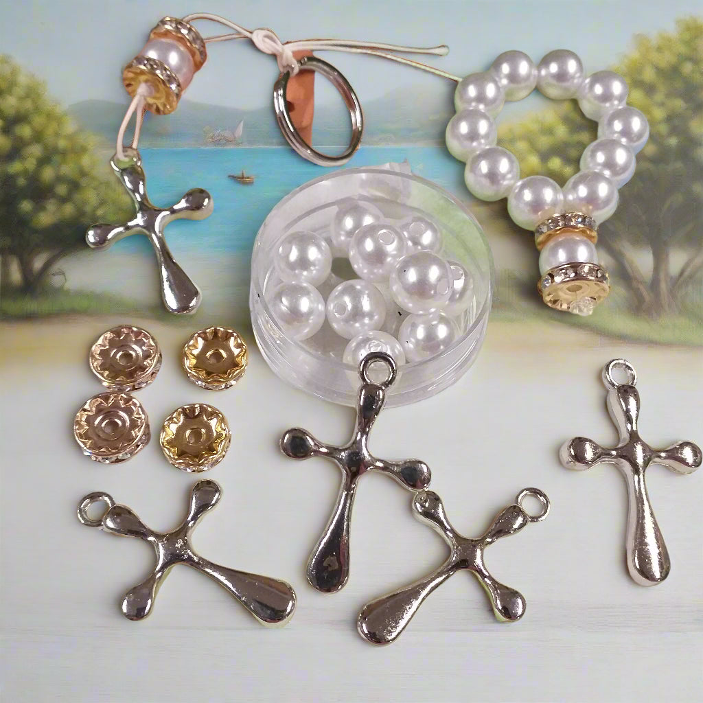 perle bianche rondelle strass fili gancetti croce resina acrilica per bomboniere kit fai da te costruire rosario portachiavi o gadget souvenir pronto realizzato artigianale
