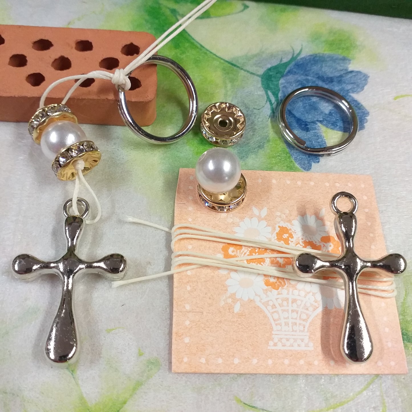 croce resina acrilica per bomboniere kit fai da te costruire portachiavi con ciondolo pendente filo cerato rondelle strass brillantini perla bianca gancio portachiavi