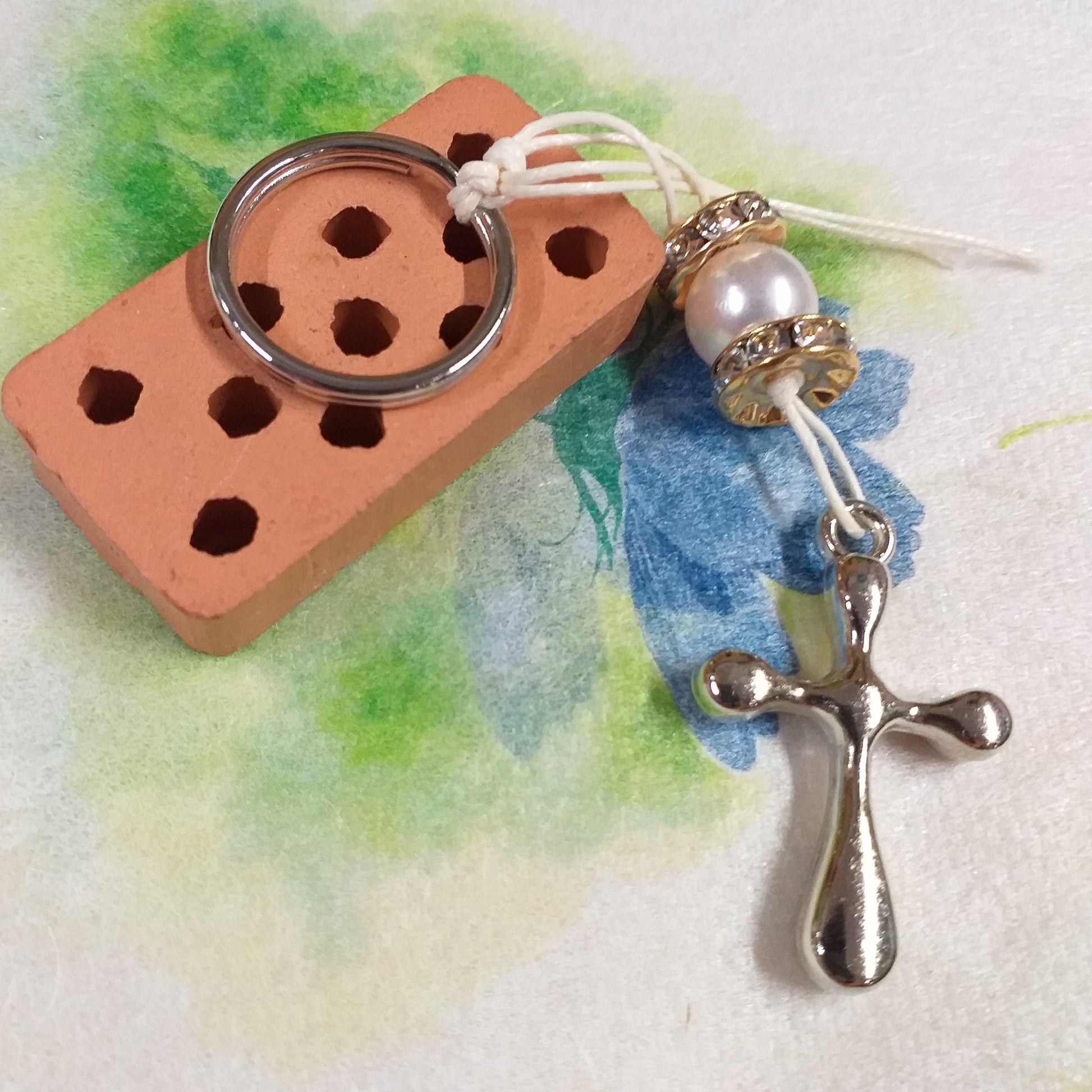 portachiavi bomboniera realizzato artigianale con croce resina acrilica ciondolo pendente filo cerato rondelle strass brillantini perla bianca gancio