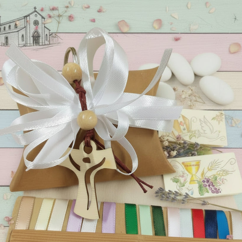 coccarda bianca e bustina cartoncino ecologico kraft green bomboniera Comunione Cresima francescana artigianale fatta a mano Croce Tau Legno portachiavi perline cordino confezionata confetti bigliettini nastrini