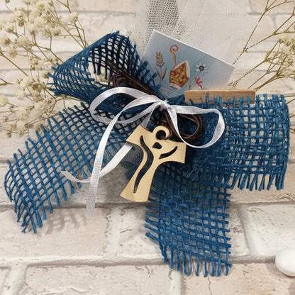 blu per maschietto ragazzo bambino sacchetto juta bomboniera Prima Comunione Cresima confezionata confetti collanina Tau legno Croce francescana cordino marrone bigliettino simboli calice uva clip mollettina segnaposto