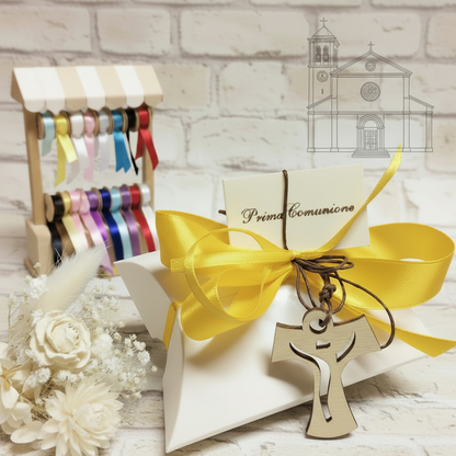scatolina bustina bianca bomboniere nastro giallo Comunione Cresima Croce Tau legno francescana collana cordino confezionata confetti bigliettino scritta nastrino