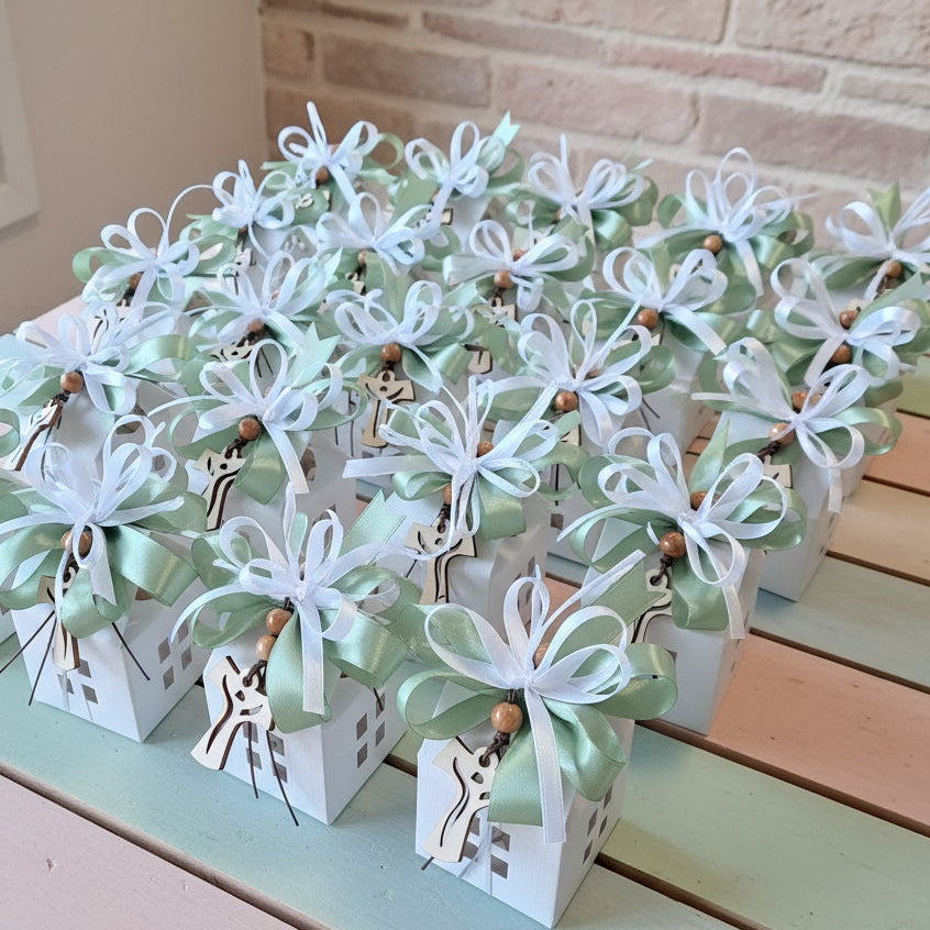 Santo Giorno Comunione Cresima casette confezionate bianco verde salvia con confetti bomboniere Croce legno francescana  portachiavi Tau idea regalo a maestre catechiste ricordini pensierini
