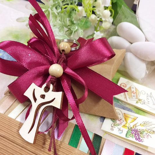 bustina cartoncino ecologico kraft bomboniera Comunione Cresima green artigianale fatta a mano Croce Tau Legno portachiavi perline cordino confezionata confetti bigliettini nastrini