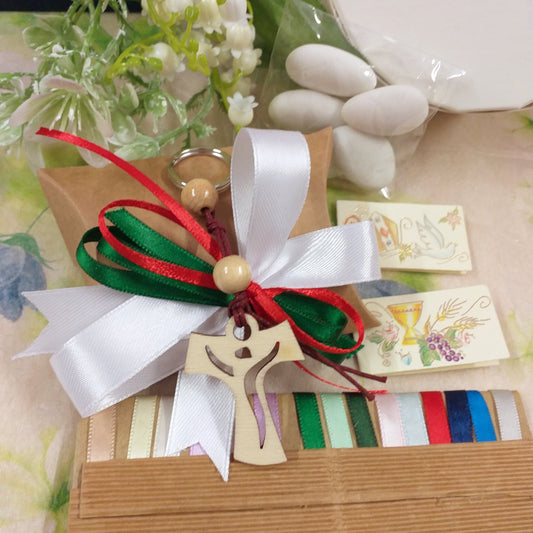 colori Italia nastrini bustina cartoncino ecologico kraft bomboniera Comunione Cresima green artigianale fatta a mano Croce Tau Legno portachiavi perline cordino confezionata confetti bigliettini nastrini