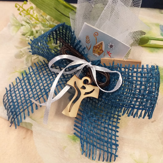 blu per maschietto ragazzo bambino sacchetto juta bomboniera Prima Comunione Cresima confezionata confetti collanina Tau legno Croce francescana cordino marrone bigliettino simboli calice uva clip mollettina segnaposto