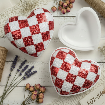 scatola forma cuore polistirolo grande in 2 parti idea fai da te rivestire con paillettes bianche e rosse schema a quadri per idea vetrina san valentino allestimento cuoricini