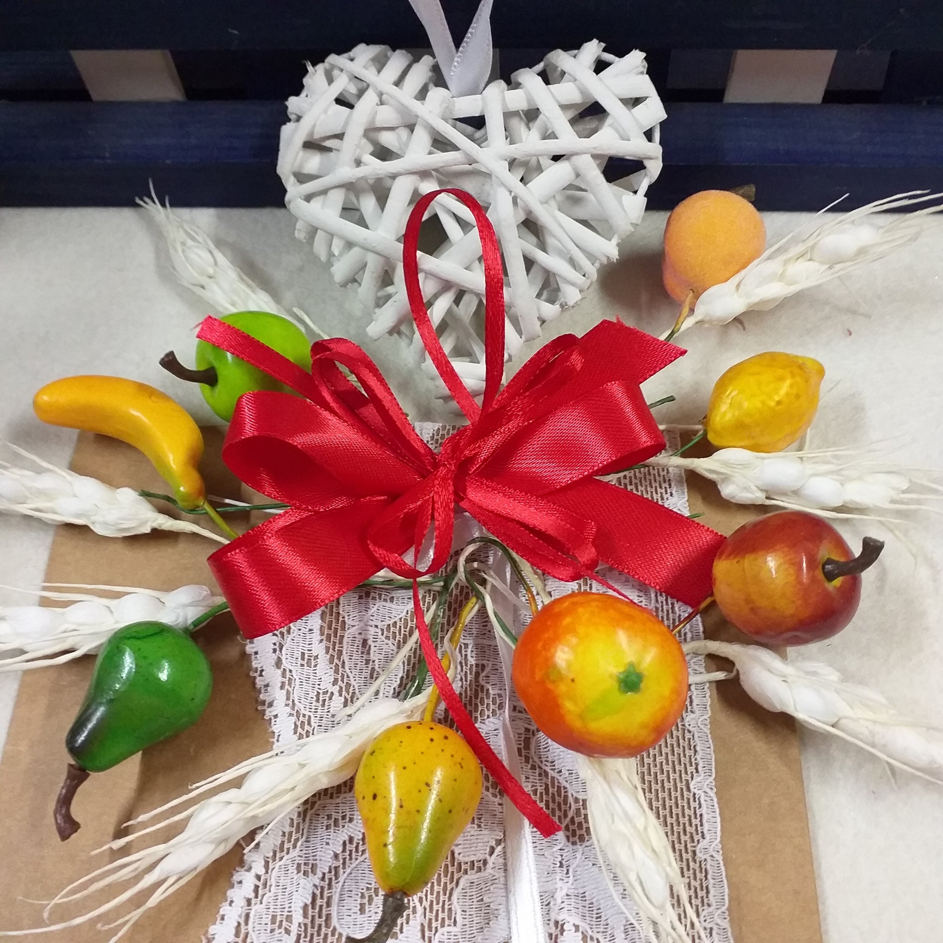 come confezionare cuore vimini applicazione pera mela banana arancia limone pesca fruttini bomboniere spighe coccarda nastro confezionato o kit fai da te segnaposto matrimonio comunione cresima laurea compleanno