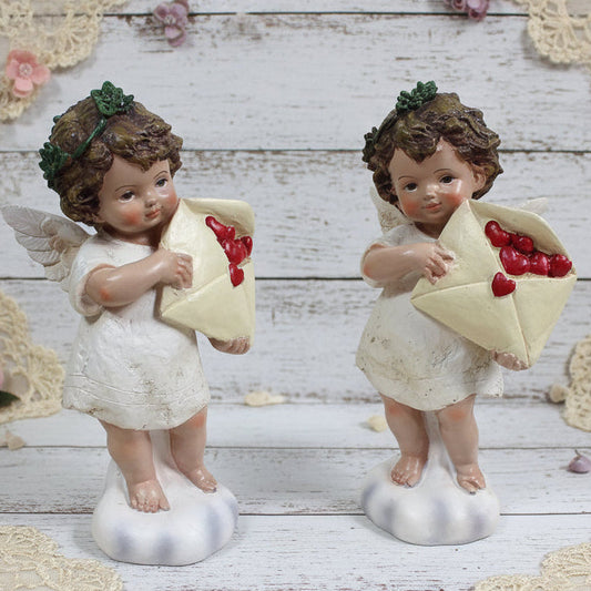davanti e profilo di statuette angelo cupido san valentino confezione regalo cuoricini palloncini rossi angioletto in piedi letterina con cuore oggettistica regalo vetrinistica fai da te