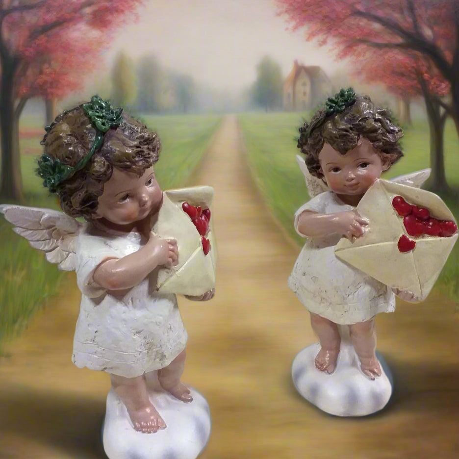 davanti e profilo di statuette angelo cupido san valentino confezione regalo cuoricini palloncini rossi angioletto in piedi letterina con cuore oggettistica regalo vetrinistica fai da te