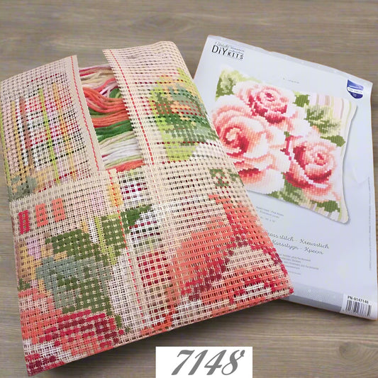 ricamo con rose grandi fiori kit canovaccio tela stampata disegnata colorata fili di lana acrilica per cuscino mezzo punto croce da ricamare fondo panna