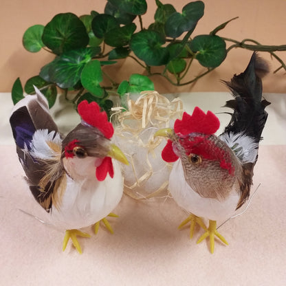 coppia bianco marrone nero gallo gallina piume ciniglia statuette gallinacei miniature 8 cm uso allestimento pollaio decorazioni pasquali addobbi primaverili fai da te vetrine packaging chiudipacco uova sorpresa
