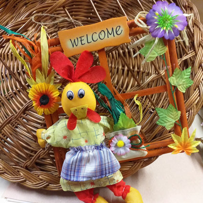 chioccia gallina pezza pannolenci fuoriporta legno finestra welcome fiorellini primula viola foglie edera rafia girasole borsetta margherita pupazzo per decorazioni pasquali vetrine negozi cesto grande vimini rosso da appendere portariviste