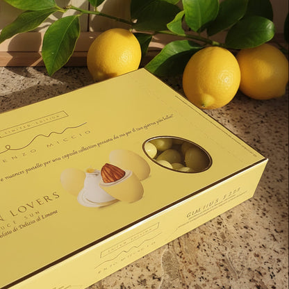 Enzo Miccio capsule collection scatola 1 kg confetti ciocomandorla gusto delizia limone gialli con cioccolato bianco rivestito di confettata gialla uso confezionamento bomboniere festa della donna, laurea economia commercio, decimo anniversario matrimonio, compleanno, Prima comunione