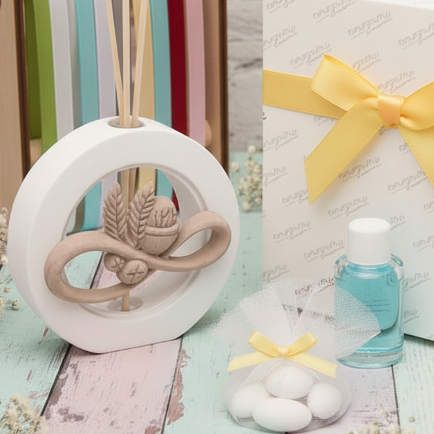 icone originali bomboniere diffusore profumatore d'ambiente Prima Comunione Santa Cresima oggetto resina ceramica bianco beige terracotta simboli Calice pane spighe bastoncini di midollino essenza scatola ciuffo pompon sacchetto confezione confetti nastrini colorati da scegliere