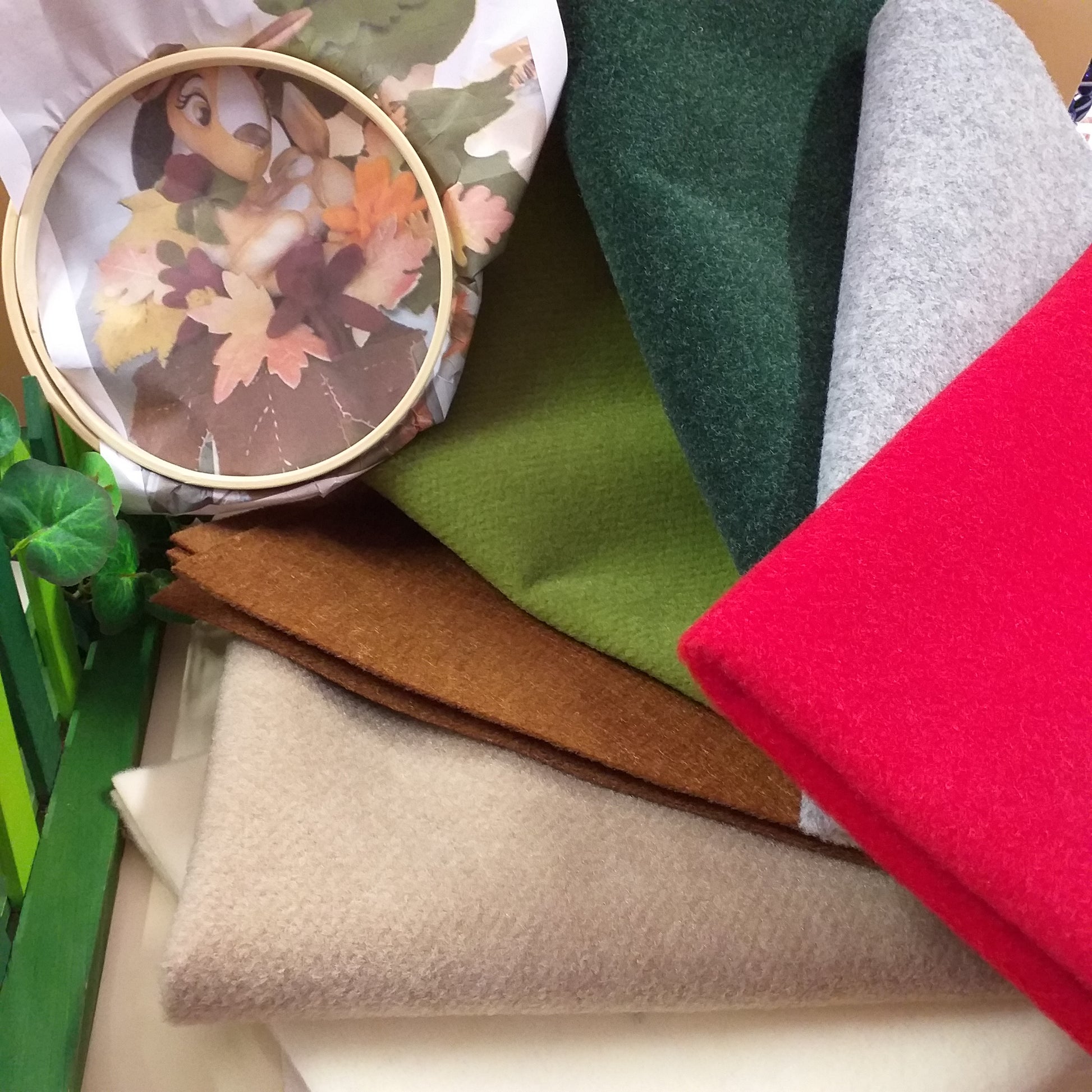 marrone verde beige grigio rosso panna colori Natale feltro modellabile Renkalik ecofelt riciclato stoffa tessuto termoformabile per tecnica stampi fiori centrotavola composizioni floreali cappello bambola cerbiatta melody