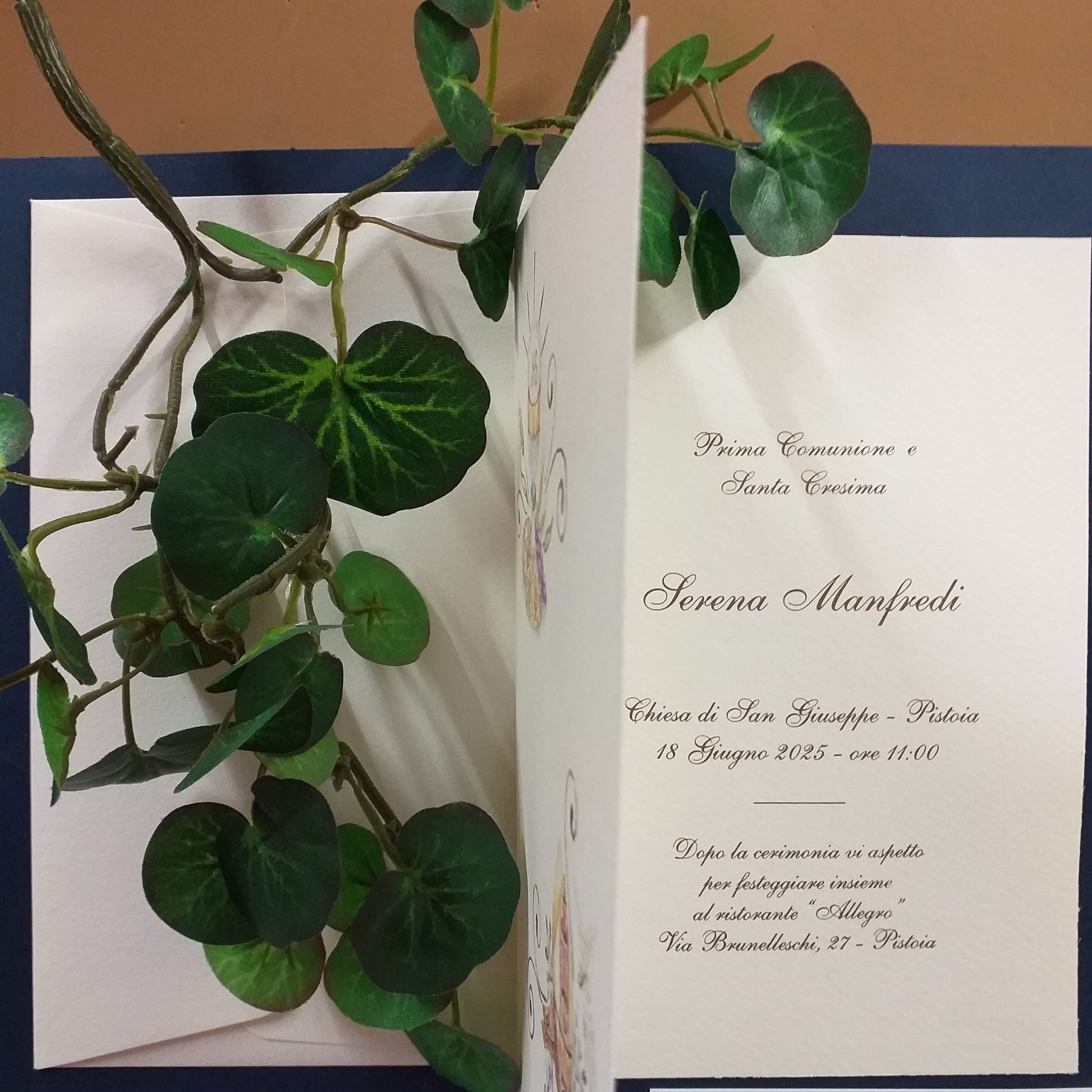 esempio di stampa carattere elegante colore inchiostro seppia annuncio Prima Comunione Santa Cresima insieme nello stesso santo giorno nome cognome cresimanda nome indirizzo Chiesa data invito al ristorante con indirizzo