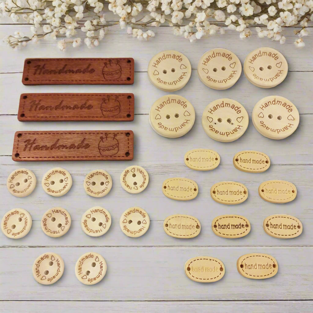 etichette legno targhette bottoni decorativi scritta handmade cuoricini gomitolo uso personalizzare fatto a mano hobbistica bambole di pezza lavori uncinetto maglia borse artigianali
