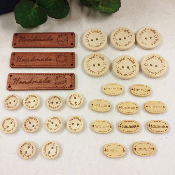 etichette legno targhette bottoni decorativi scritta handmade cuoricini gomitolo uso personalizzare fatto a mano hobbistica bambole di pezza lavori uncinetto maglia borse artigianali