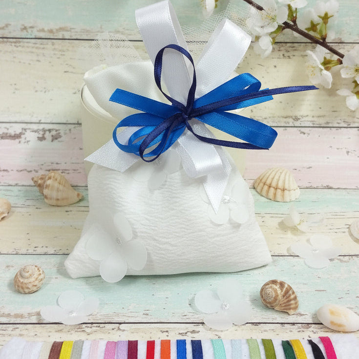 guarnizione bianco blu sacchetto bianco organza imbottito portaconfetti matrimonio comunione cresima coccarda fiocco nastro confezionato confetti o vendita in kit confezionamento fai da te uso portariso portalavanda bomboniere