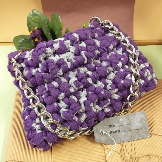 crochet bag pochette cerimonia viola argento lurex borsa uncinetto fettuccia alta larga piatta maglia bassissima manico catena argento idea regalo packaging tag from to