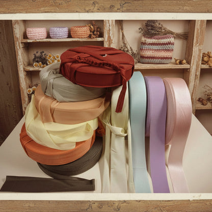 shop fettuccia arancio zucca beige tortora chiaro grigio argento cammello verde chiaro bordò vinaccia e mattone maglina stafil jersey borse cestini tappeti uncinetto scaldacollo collane pochette clutch bags abbigliamento moda primavera lilla rosa
