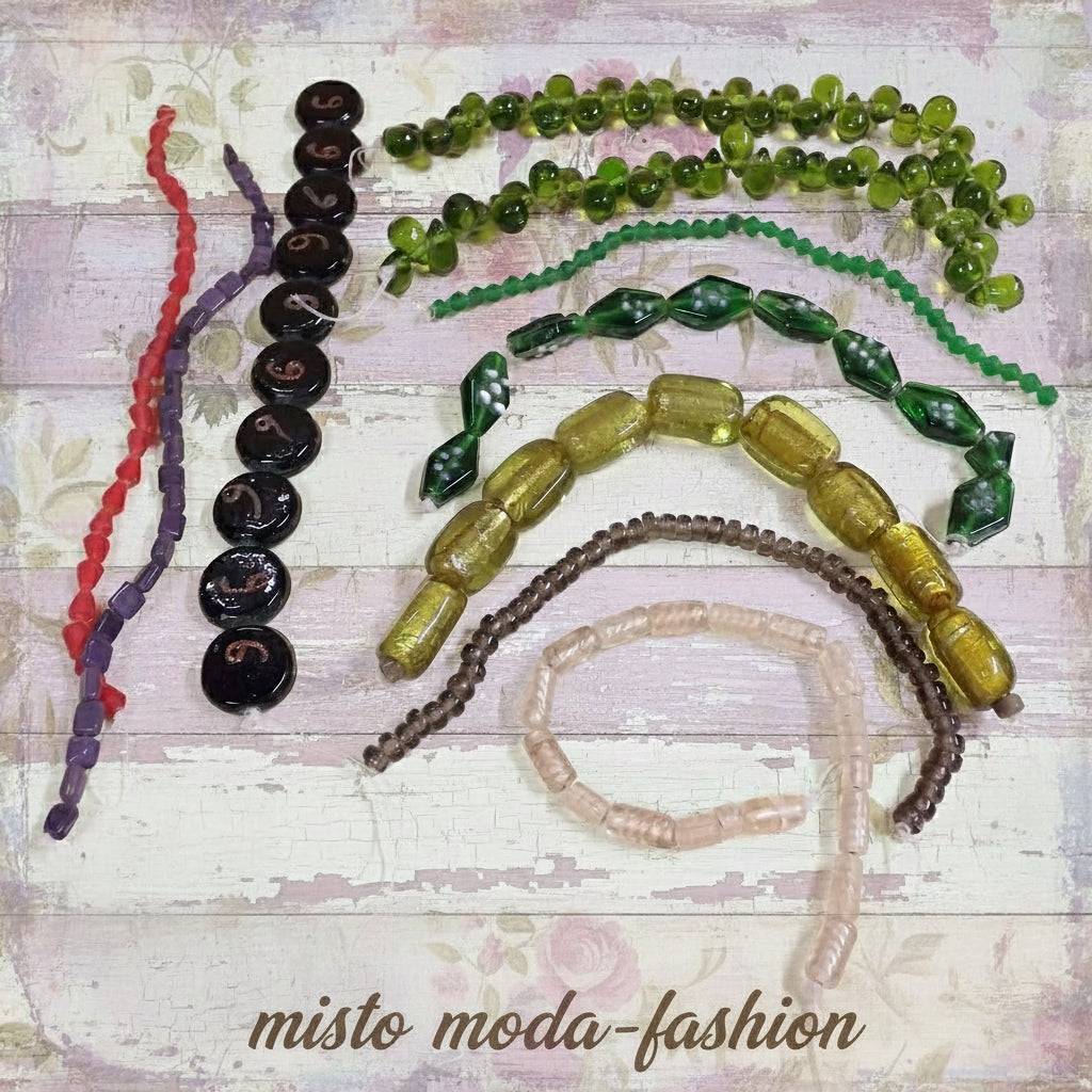 rosso verde nero misto moda fashion colori misti forme assortite varie serie colorate perle di vetro veneziano stile Murano vendita a fili shop offerta stock fai da te bigiotteria collane 