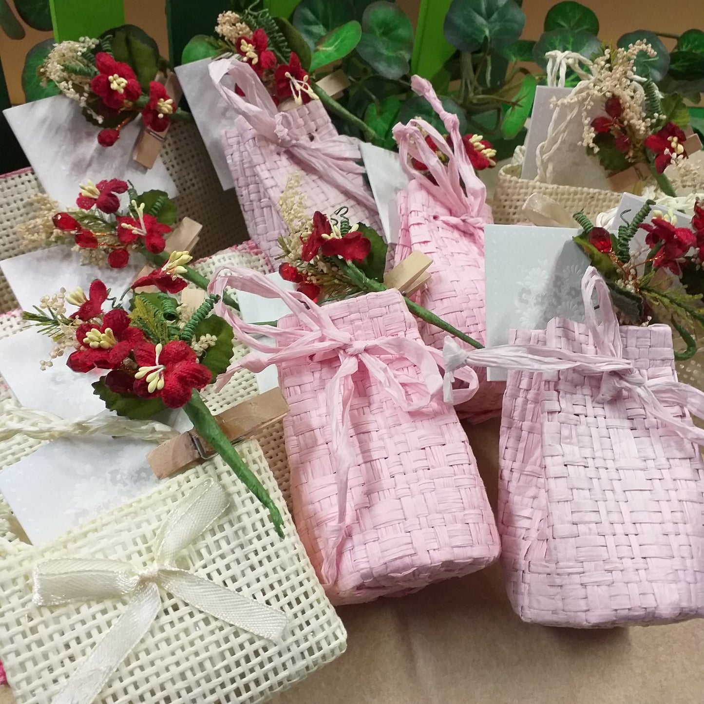 mini cestini sportine sacchettini juta rafia paglia vimini con fiori clips confezionati confetti bomboniere per segnaposto e ricordini