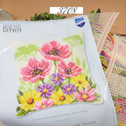 composizione fiori colorati margherite viole papaveri diy stitch embroidery Vervaco kit canovaccio tela stampata disegnata colorata fili di lana acrilica per cuscino mezzo punto croce da ricamare fondo panna