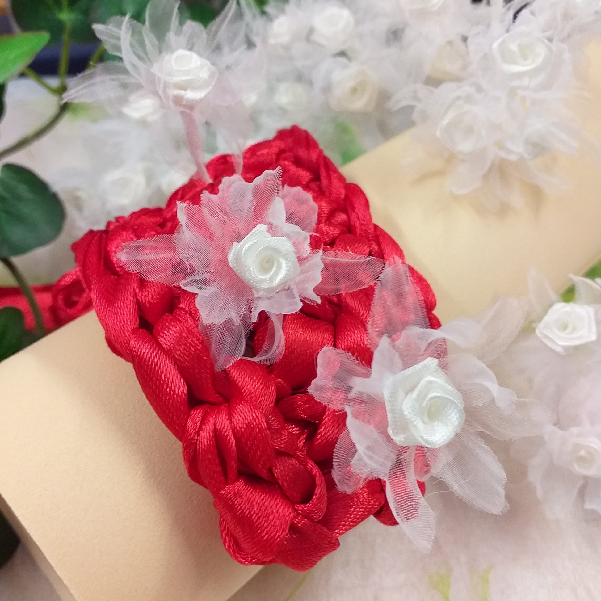 bracciale di raso  uncinetto pulsera damigelle sposa con roselline organza raso bianche crema uso fai da te bomboniere applicazioni abiti vestiti borse da cerimonia pochette da sera