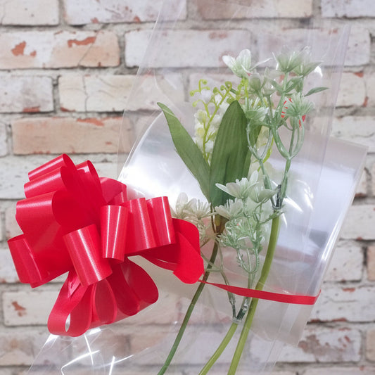 sacchetti aperti di cellophane trasparenti buste per fiori e rose forma tubolare, idea confezionare mughetti fiocco rosso